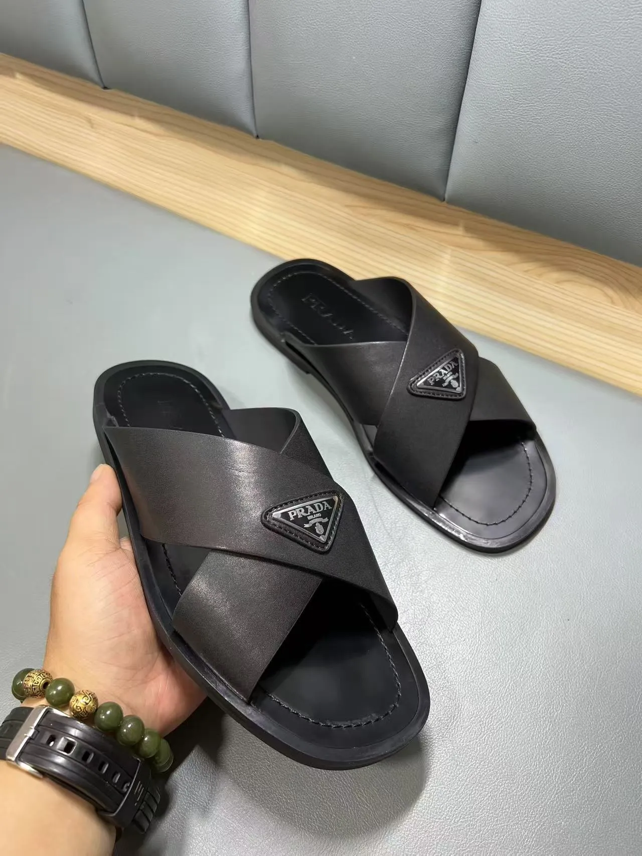 340💰PRADA Prada’s latest slippers are synchronized with the official website. This slipper is made of the brand’s unique and iconic Saffiano leather. The brand logo jumps out from the double straps, and the brand style is clearly visible. Cowhide gives men elegant charm and functional design, making it an ideal choice for vacation and leisure. Size:38-45
